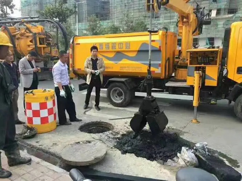 黄竹镇街道：网格员化身“清道夫”，为民解忧疏通“堵心”化粪池
