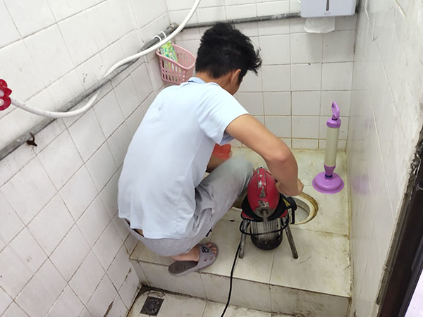 黄竹镇管道堵塞冒臭气 专业师傅现场解决问题