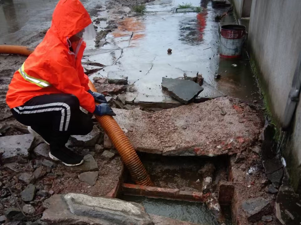 黄竹镇专业清理污水池 炜誉市政以规范流程守护城市 “肠道”