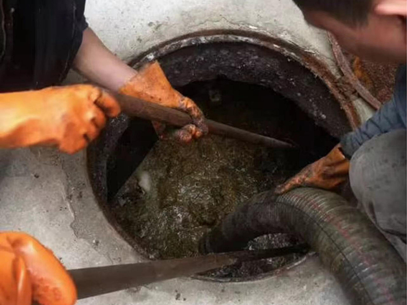 黄竹镇清理化粪池时如何避免沼气的危害？